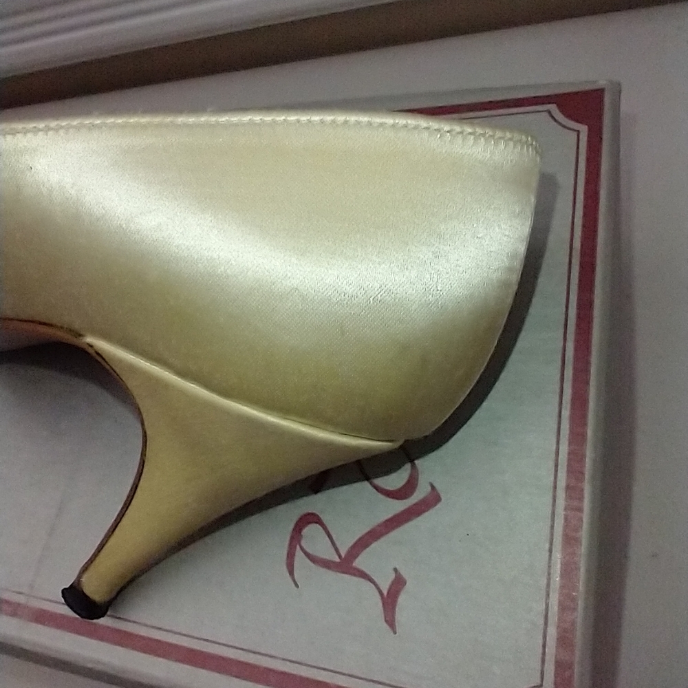 Gorgeous cream heels with rhinestone studs - Picture 10 of 11